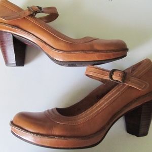 CLARKS Artisan CARAMEL TAN LEATHER High Heels 9.5